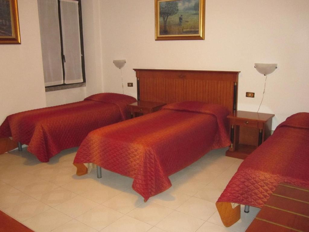 Bareggio Hotel Vecchio Convento חדר תמונה