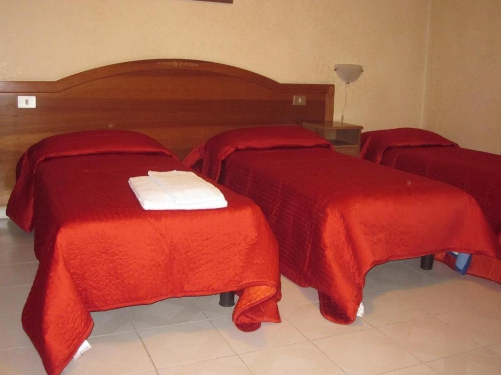 Bareggio Hotel Vecchio Convento חדר תמונה